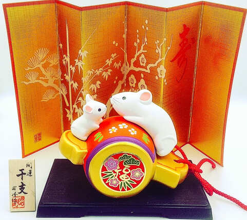 Японский подарочный сувенир две мышки на барабане с пожеланием Удачи