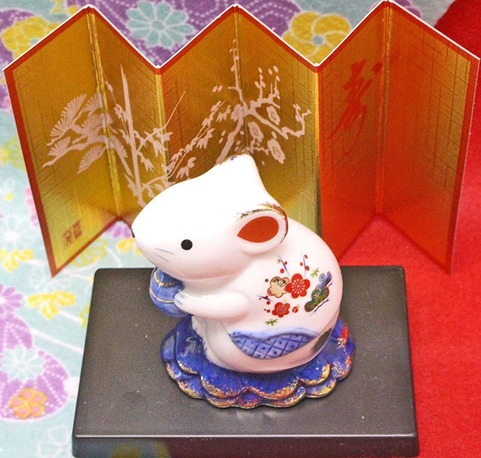 Японский подарочный сувенир мышка с кошельком с пожеланием счастья