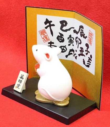 Японский подарочный сувенир мышка с монеткой с пожеланием денег 