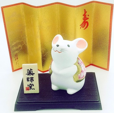Японский подарочный сувенир мышка в жилетке с пожеланием Счастья
