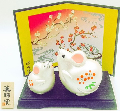 Японский подарочный сувенир две мышки перламутровые Swarovsky с пожеланием семейного благполучия 